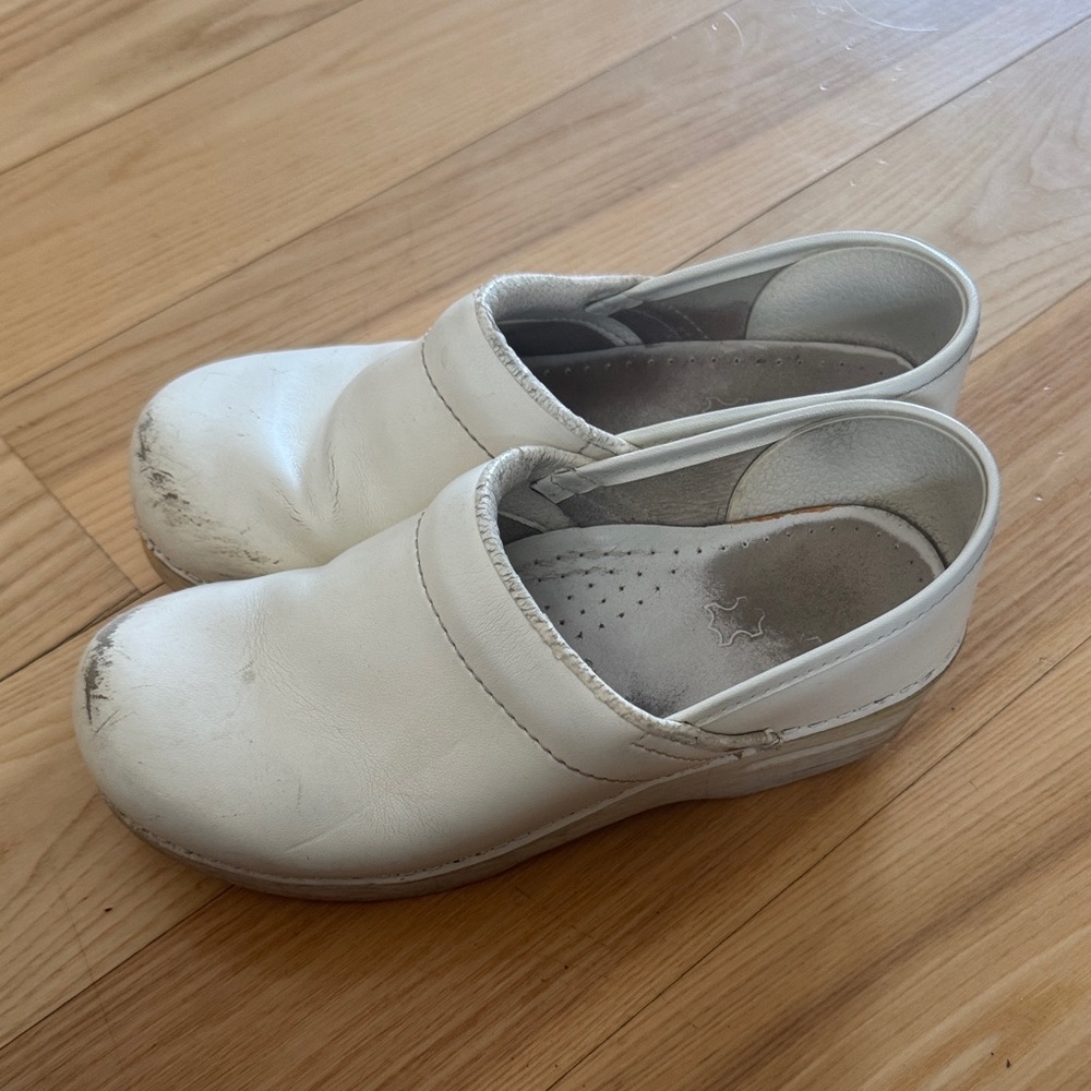 White Leather Dansko Clogs | Clean Classic Aesthetic | Size 37 - Picture 4 of 11